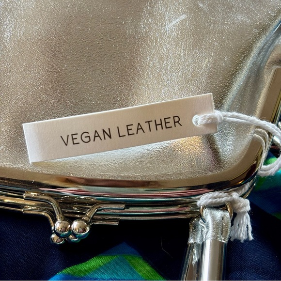 🩶 UO Silver Vegan Leather Crossbody Mini Purse w/ Kiss Lock Snap Closure NWT 🩶 - Picture 9 of 12